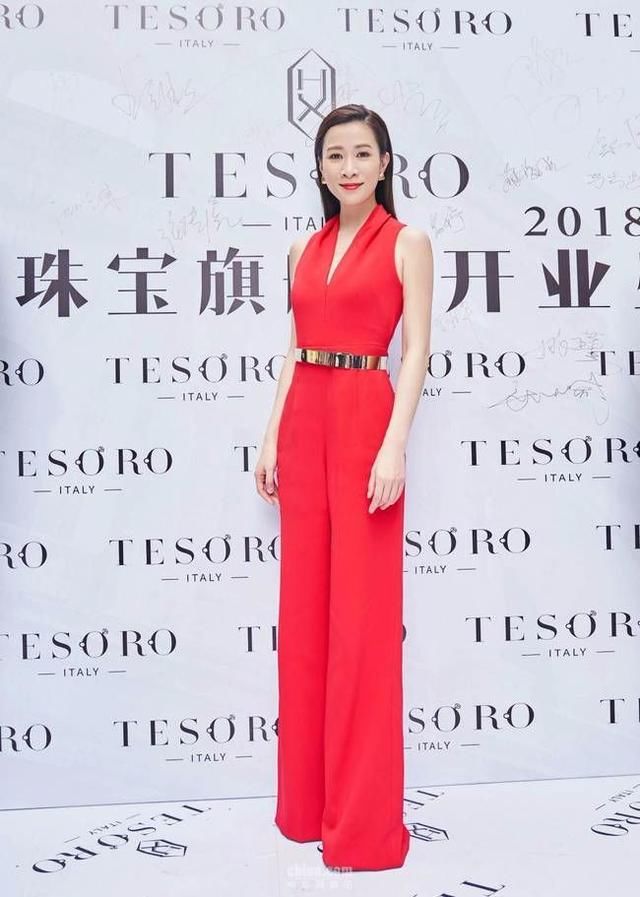 佘诗曼一穿上长靴就很丑，脱掉它就好看，网友：这腿都瘦成牙签了