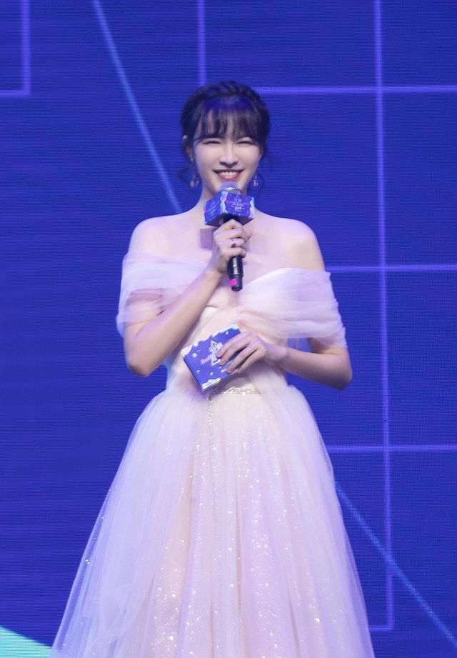  [连衣裙的时]李艾当妈后气质更甜美，薄纱露肩连衣裙亮相，编发发型时尚洋气