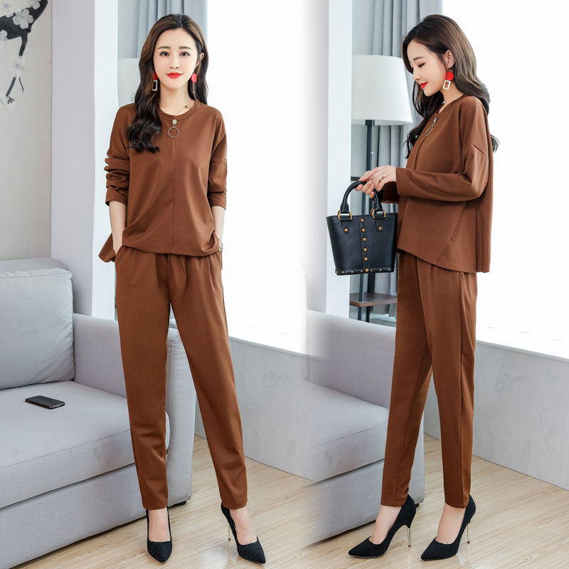 太美了!难怪妈妈不穿裙，穿上新出炉的气质套装，美的不像中年人