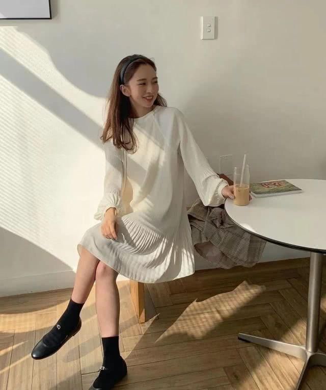  「色马丁靴」裙子＋平底鞋，谁穿谁洋气！