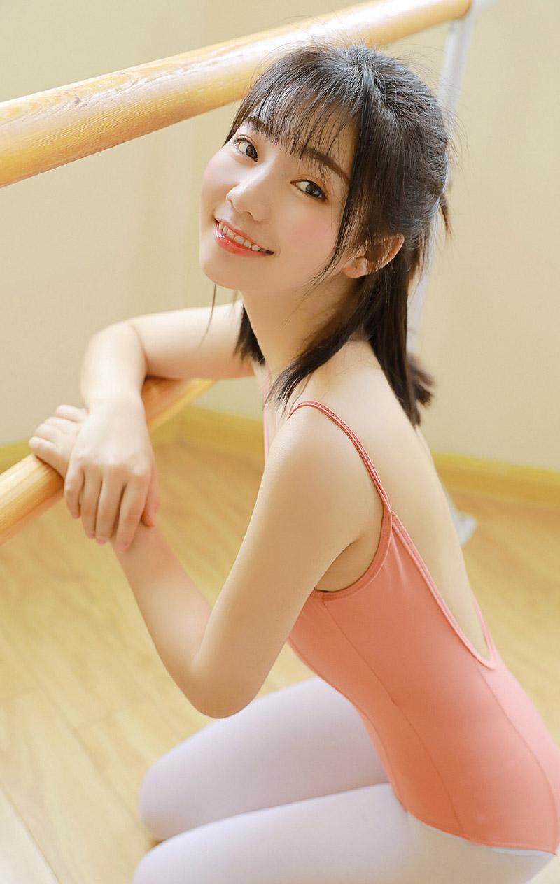 白丝袜美女性感吊带写真图片