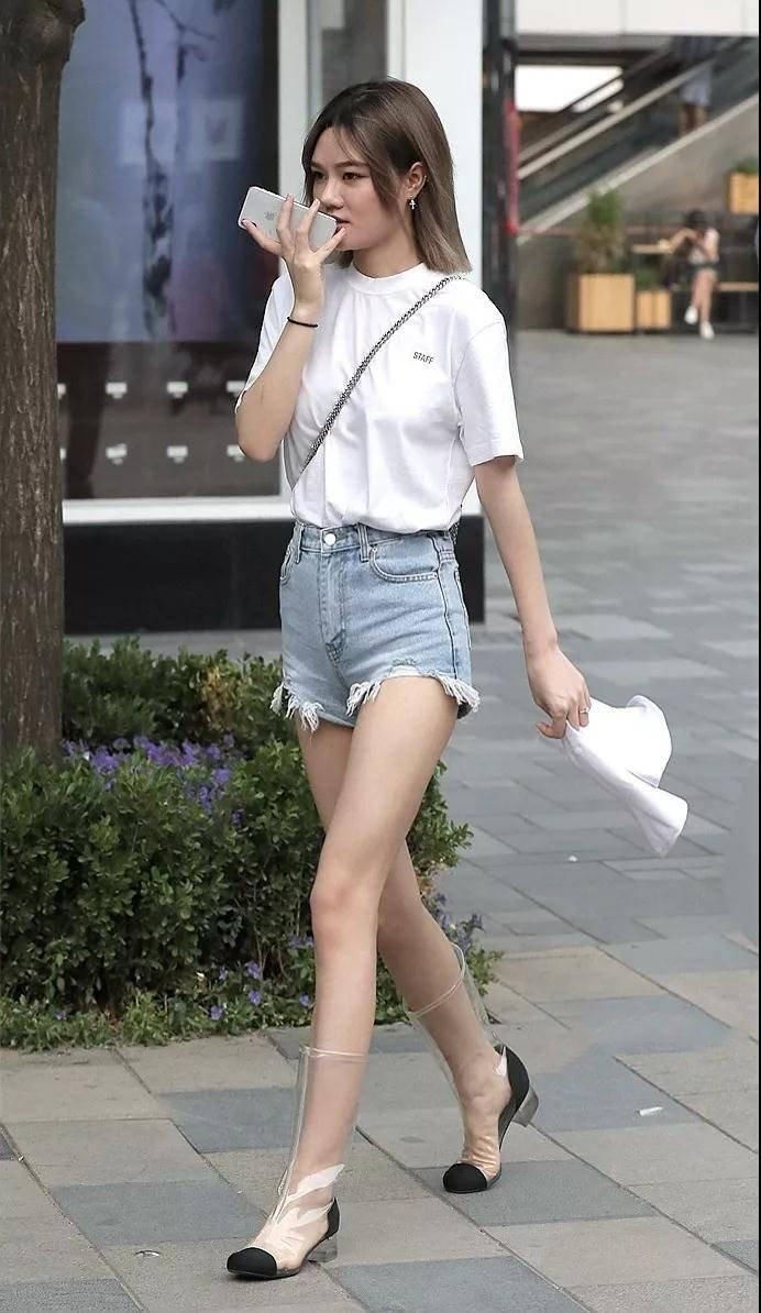 东莞美女街拍 热裤美女 超长的美腿