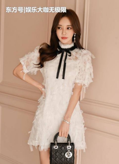  『窈窕淑女』街拍：窈窕淑女的小姐姐，一件白色的连衣裙，时尚气质女神