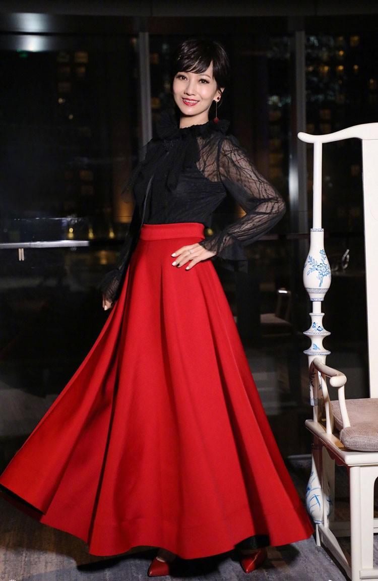 64岁赵雅芝再登T台走秀，网友:这吃防腐剂了吧?