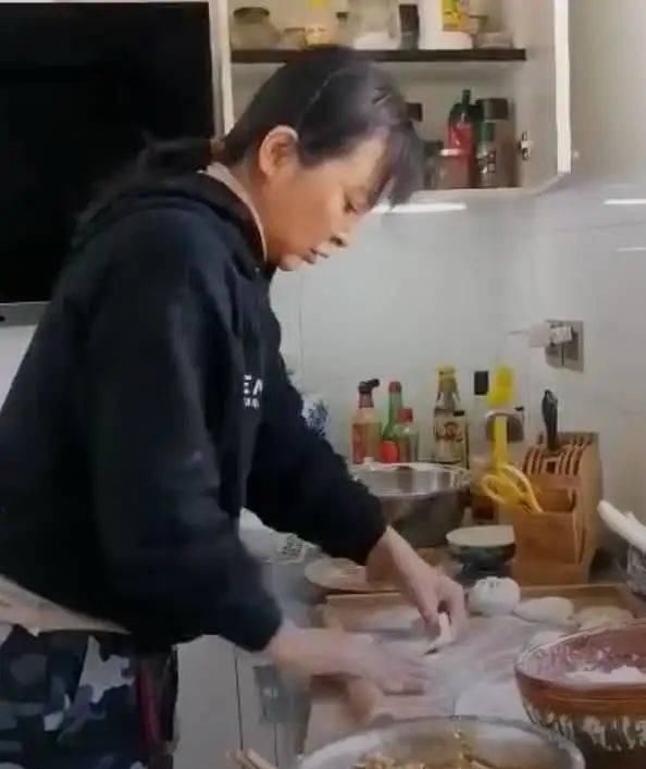  家里@她是刁蛮家婆大户，三嫁老外都离异，56岁家里啃大饼自称为可伶