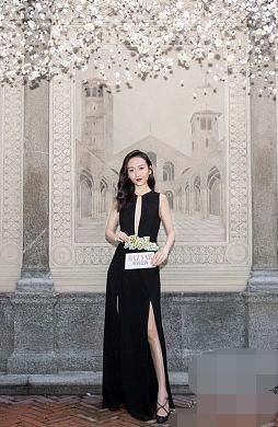 王鸥太敢穿了!深V开到肚脐用一块布遮重点，网友:豁出去了!