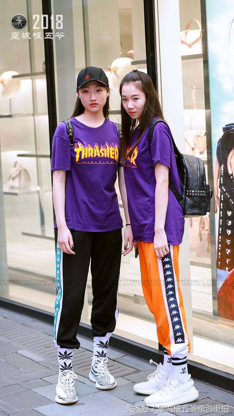 街拍:时尚街区三里屯，每天都有很多美女来此休闲逛街