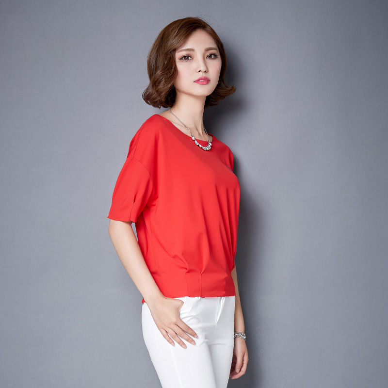 丰满的女人，要敢于展示自己，穿这样的洋气小衫，性感的不可方物