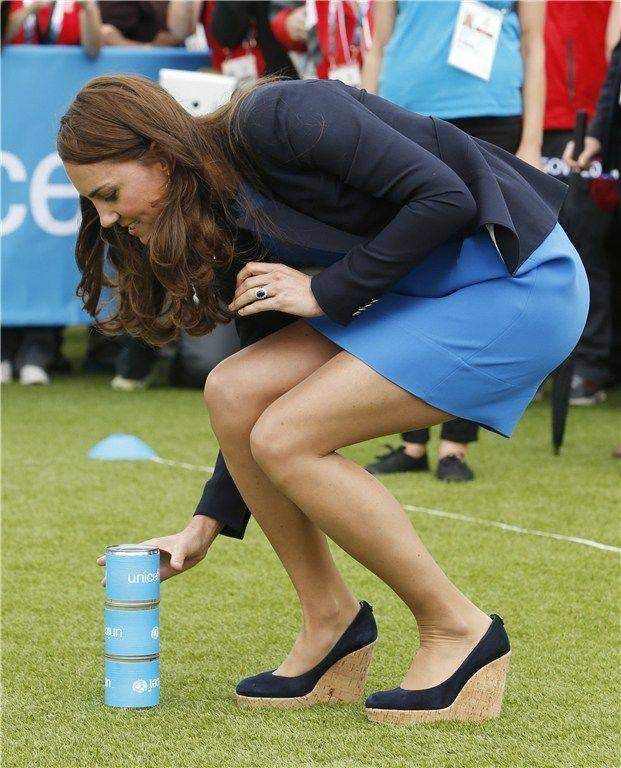 凯特王妃披肩卷发,不穿丝袜最美丽,图四双腿叉开站凸显胆大!