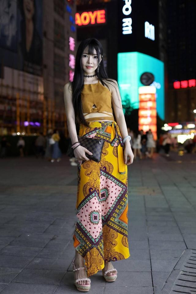 街拍:美女的穿搭真够大胆,直击路人的眼球!