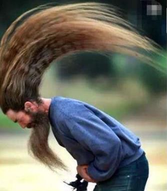 男子生来发型自然卷不理发,女儿看后也跟风,结果画风瞬间笑skr