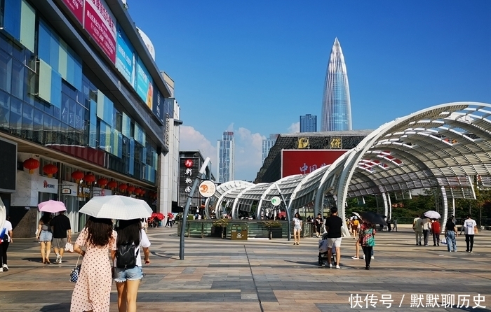 实拍广东经济实力第一区深圳南山区城市风光，高楼林立天际线壮观