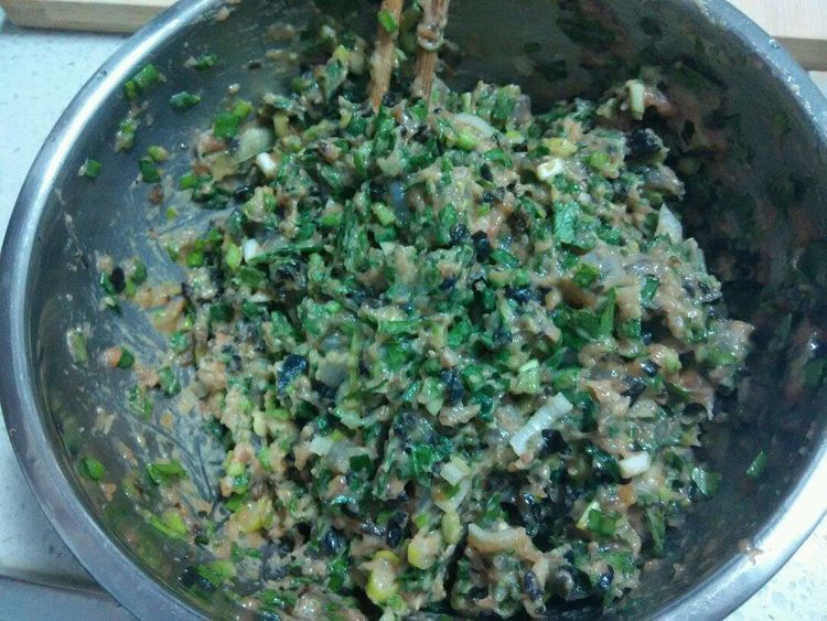 『出水』包韭菜饺子时,直接拌馅就错了,多加此一步,韭菜翠绿不出水