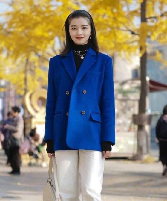 『最前沿』街拍:笑容甜美的小姐姐,一条小连衣裙,走在时尚最前沿