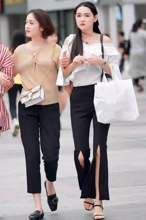 『皮衣』街拍:黑色小皮衣+百褶裙,黑色丝袜,美女甜美可爱