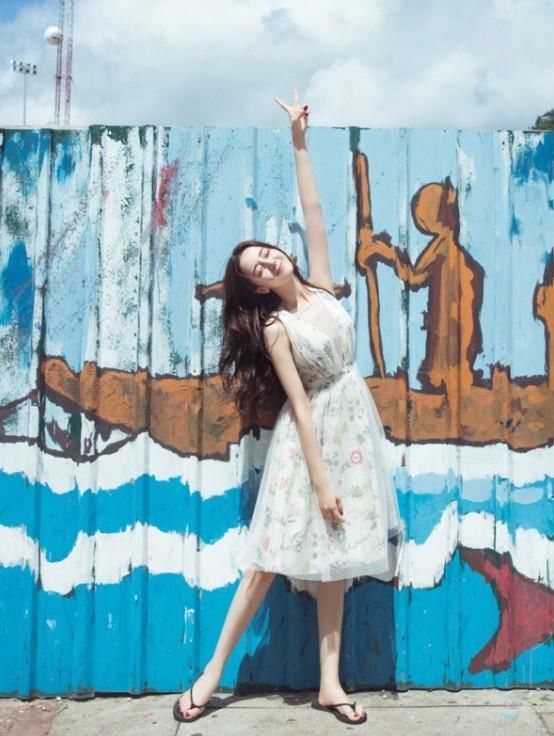 迪丽热巴荷尔蒙炸裂，穿“鱼鳞裙”现身海边，简直是行走的画报！