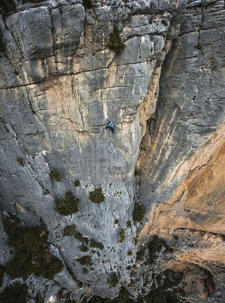 牛人在没有任何保护措施情况下 徒手攀爬152米垂直悬崖