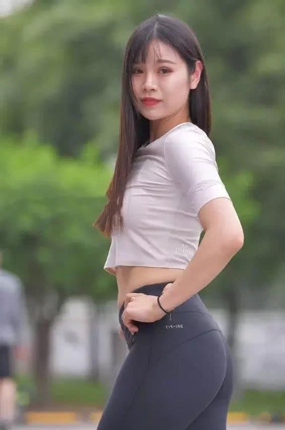 身穿紧身打底裤的姐姐，竟在街头大展舞姿，对他人围观视而不见