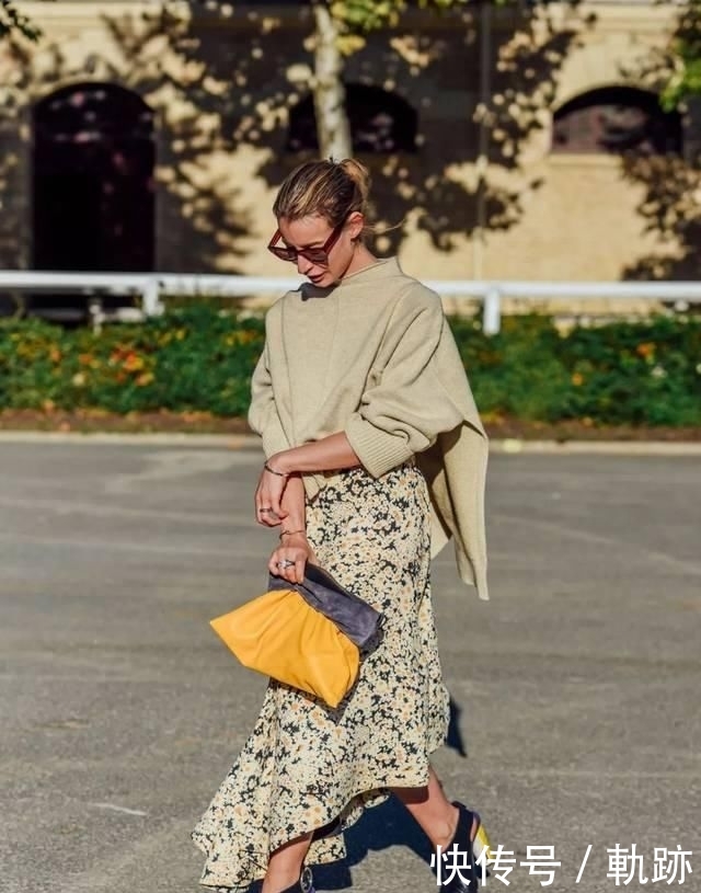 『花朵』2020开春 流行穿“开满花”的裙子,谁穿谁美!