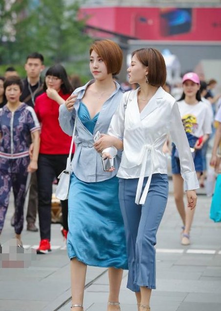 街拍:姑娘穿半透明连衣裙弯腰提鞋,身姿妖娆,网友:防止走光