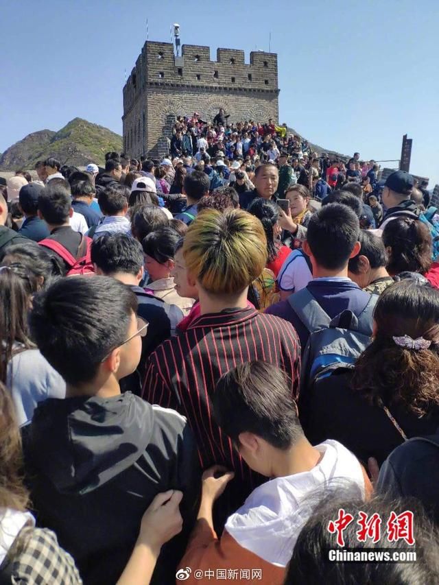 动也不能动、退也不能退，旅游的人儿被困在五一的人海中怀疑人生