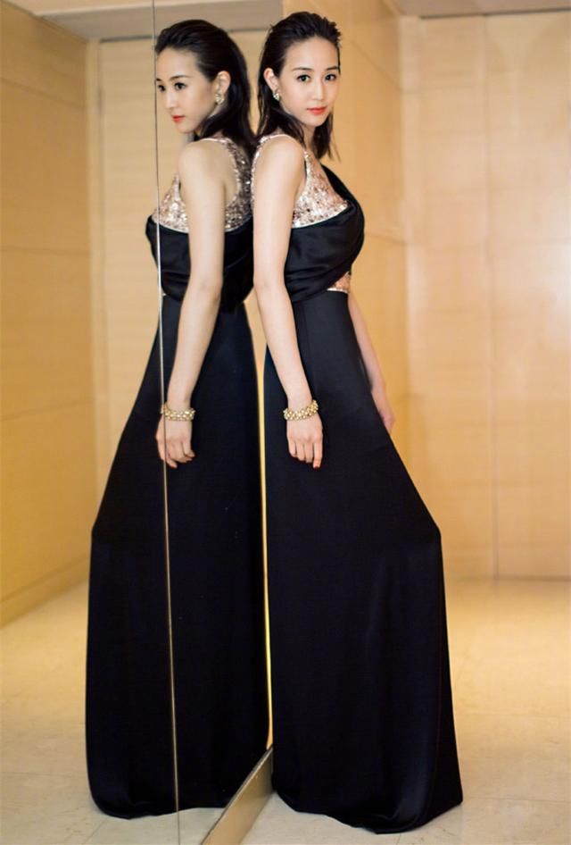 张钧甯厉害呀！仅仅一条裙子就有35个金属环，网友：不嫌磕得慌吗