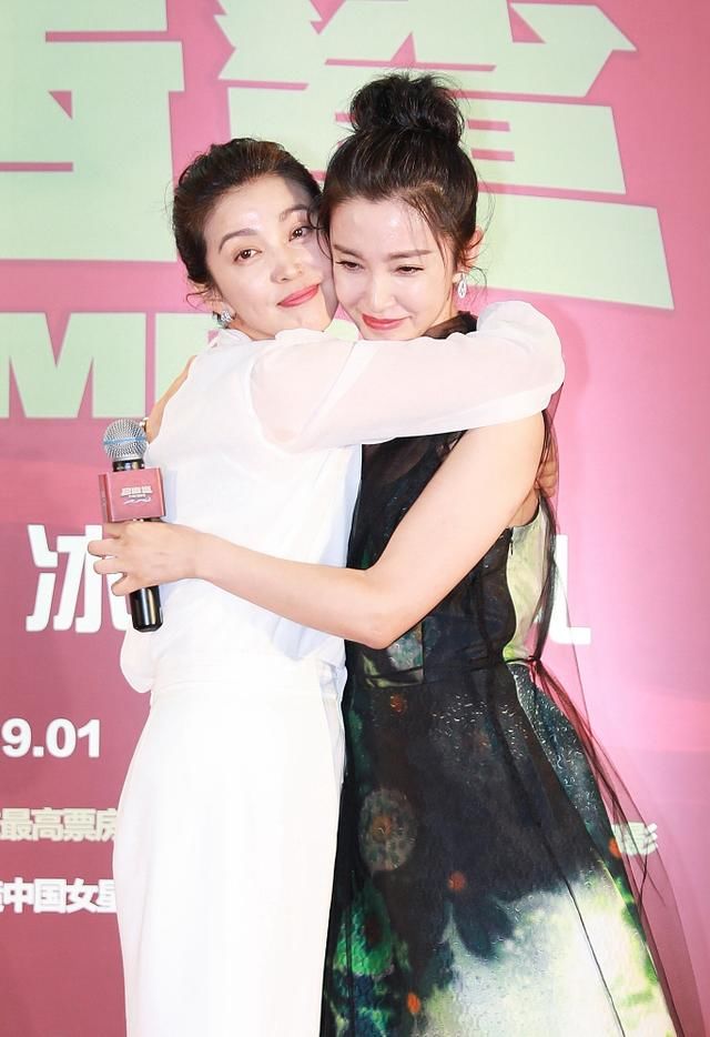 45岁李冰冰真年轻，穿墨绿色纱裙似仙女，美得都忘了年龄啊！