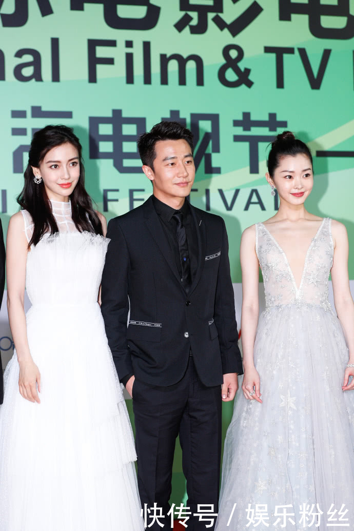 杨颖穿蓝色连衣裙好惊艳，大秀混血美，网友：身材真好！