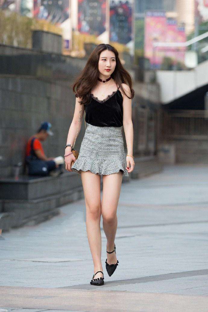 素人街拍: 紧身装尽显凹凸身材, 身材高挑尽显白皙美腿