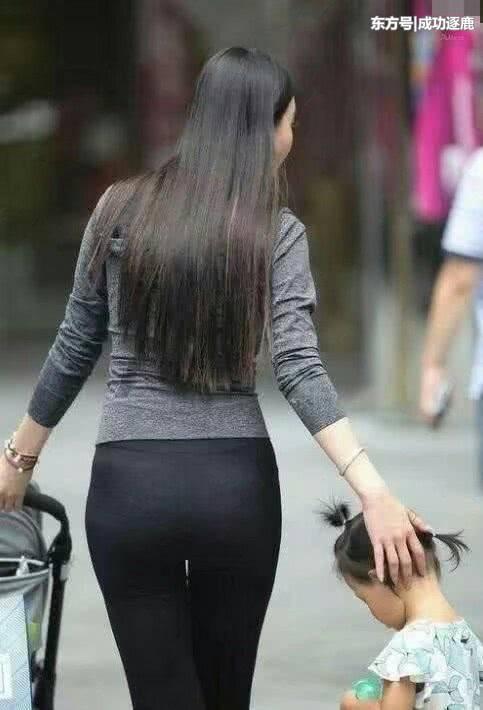 身材匀称的打底裤美女，一举一动彰显青春活力，美妙极了！