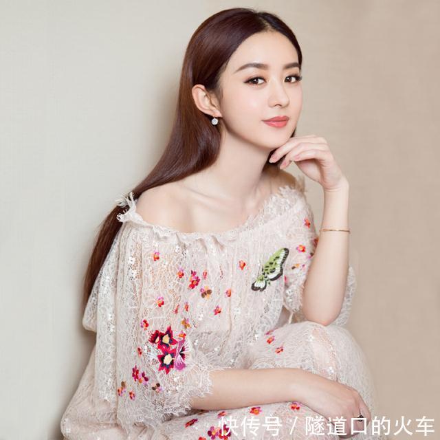赵丽颖和自己蜡像合影,蜡像衣服真心美,网友:丽颖微博之夜穿过