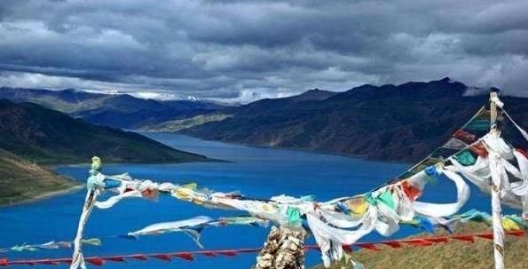 国内最奇怪湖泊,8亿多斤鱼生存在此,想钓鱼却要徒手打捞