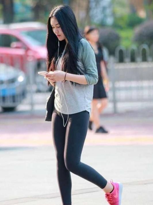 紧身裤搭配T恤小姐姐, 凸显玲珑性感的好身材, 尽显迷人身材