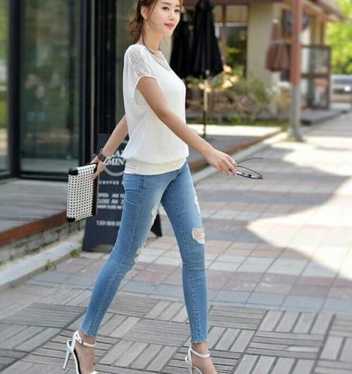 身材丰盈的紧身牛仔裤美女，线条轮廓特别养眼，非常显气质！