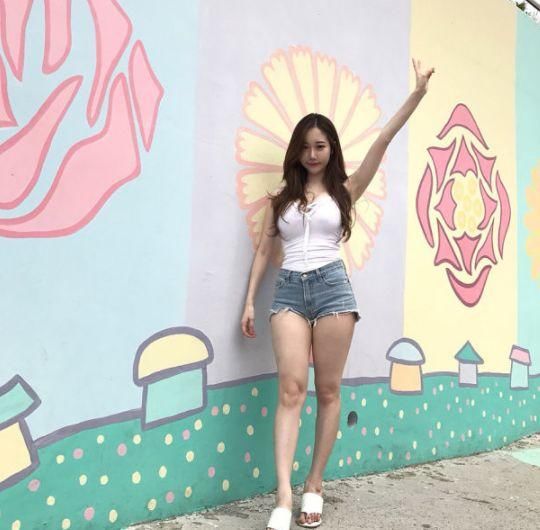 身材微胖的牛仔裤美女，腿粗的女孩同样很漂亮