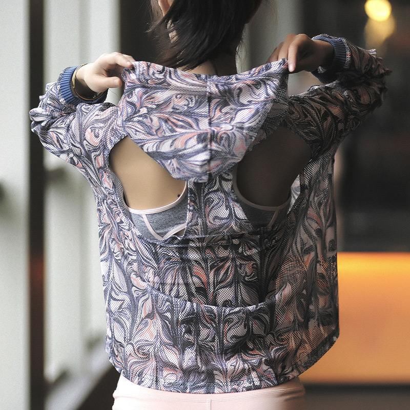 现在女人真开放，天天紧身上衣+紧身裤，凸显S型曲线，还真好看