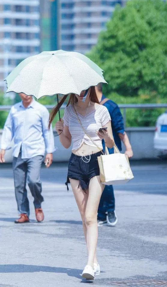 青春小姐姐将紧身热裤穿上人生巅峰,露脐装太抢眼