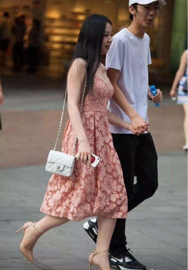 有一种女朋友叫别人家的女朋友，颜值俊俏身材丰满，羡慕啊!