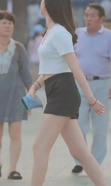 玩耍中的小姐姐被路人吸引，网友：就你这身段，谁看见了都会把你