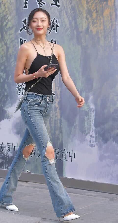 长腿小姐姐吊带上衣后背很惊艳，线条优美十分吸睛