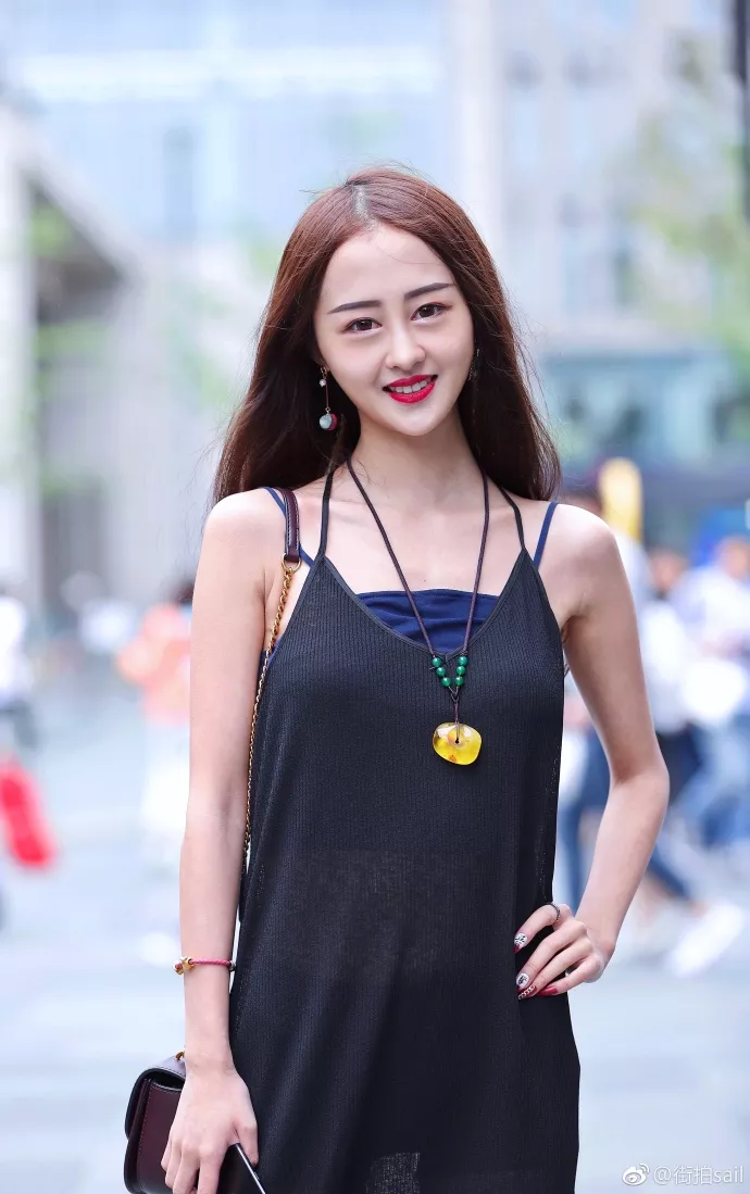 街拍：女子露肩装怎么穿好看?小姐姐吊带VS一字肩