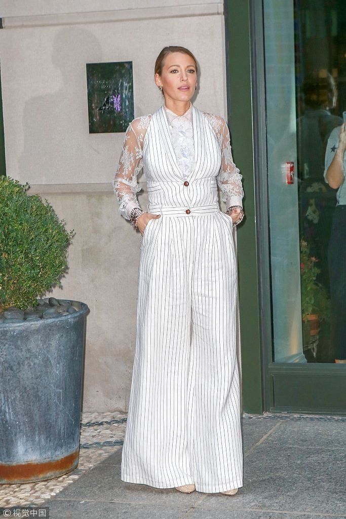 “S女王”布莱克莱弗利甩西装帅一脸 穿“扫地裤”拉高腰线和粉丝