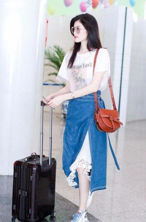 别再穿老土的打底裤了, 超模何穗告诉你裙子里穿裙子才是最时髦的