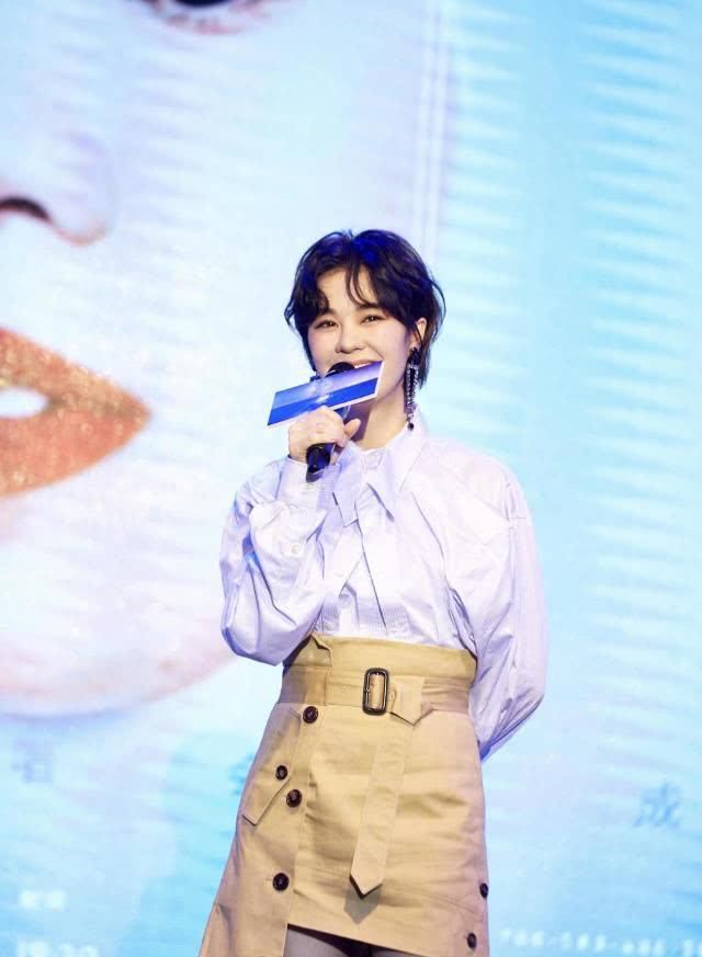  #半身裙#郁可唯到底有多时髦？个性衬衫搭配半身裙俏皮甜美又酷炫，真好看