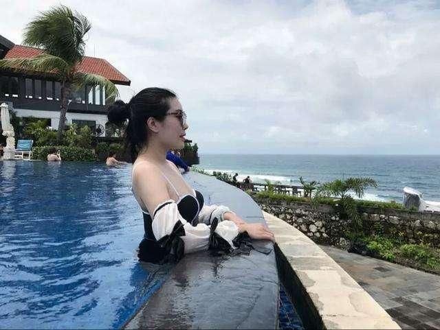  [海边]海边沙滩，性感泳衣有点紧, 但很适合游泳