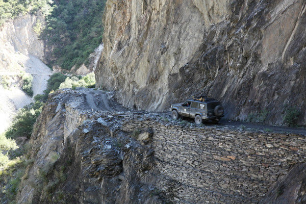 自驾霸道穿越丙察察闯西藏，悬崖边上走一遭，遭遇塌方，泥地陷车