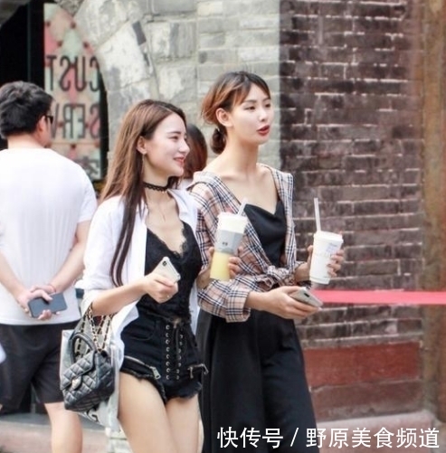 美女@迷人靓丽的美女街拍:简约不简单的美女,吸引无数目光