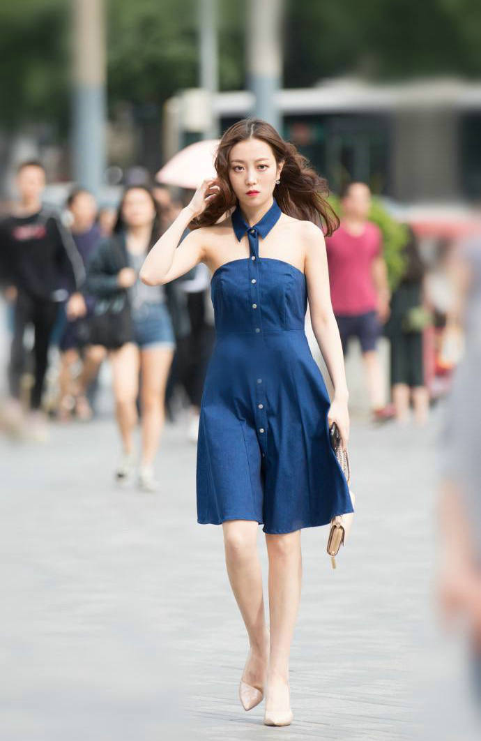 『都市』街拍体态轻盈的小美女，言行举止端庄娴雅，真是绝美的都市丽人
