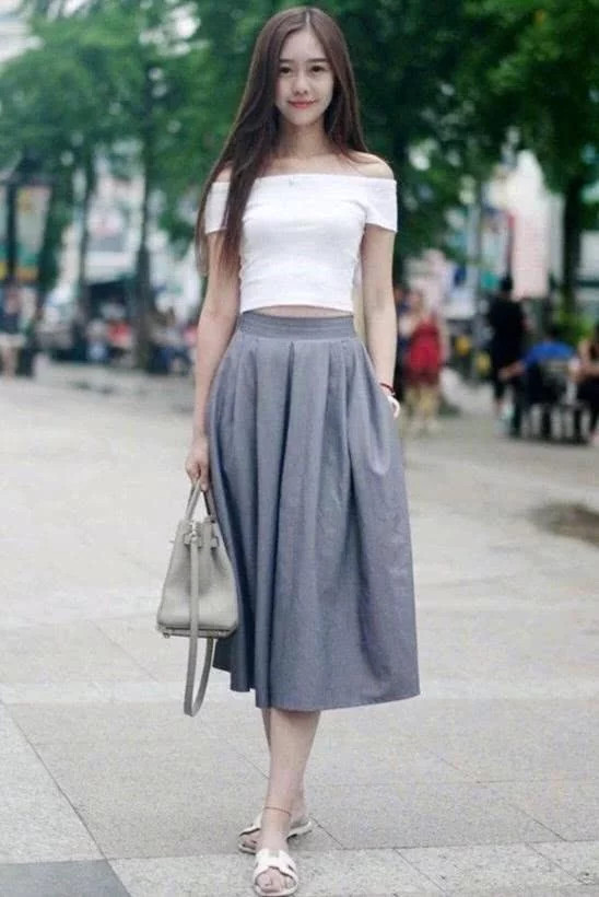 街上偶遇连衣裙美女，清凉又性感，落落大方！