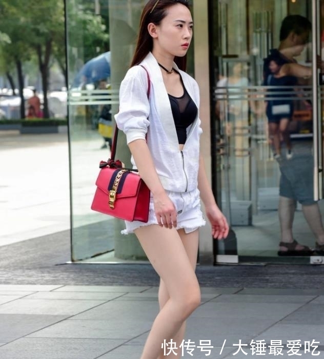  #回头率#街拍短裤不是越短越好，合理的搭配，回头率才百分百